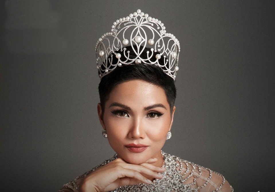 Hành trình H’hen Niê lọt top 5 tại Hoa hậu Hoàn vũ 2018 - 1 Sự khác biệt mà H’hen sở hữu là nét đẹp tự nhiên, thân thiện và đáng yêu. Cô được kỳ vọng không chỉ vì nhan sắc mà còn bởi hành trình phấn đấu không ngừng của một cô gái thôn quê vượt qua khỏi hủ tục của làng quê để trưởng thành và thành công.