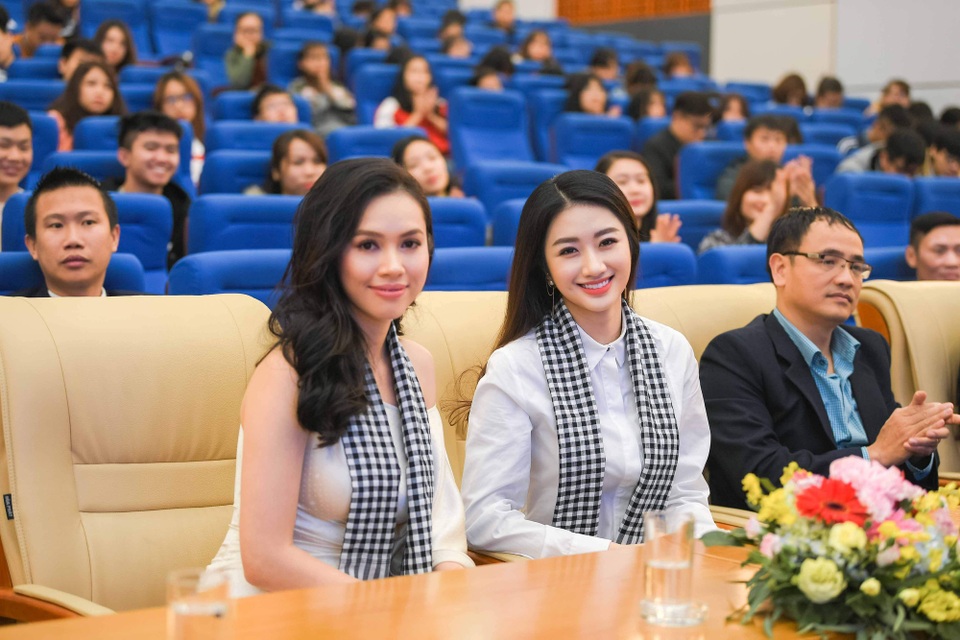 Á hậu Hoàng My khoe vai trần gợi cảm giữa thời tiết hơn 10 độ - 6 Hoàng My - Thu Ngân thân thiết tại sự kiện.