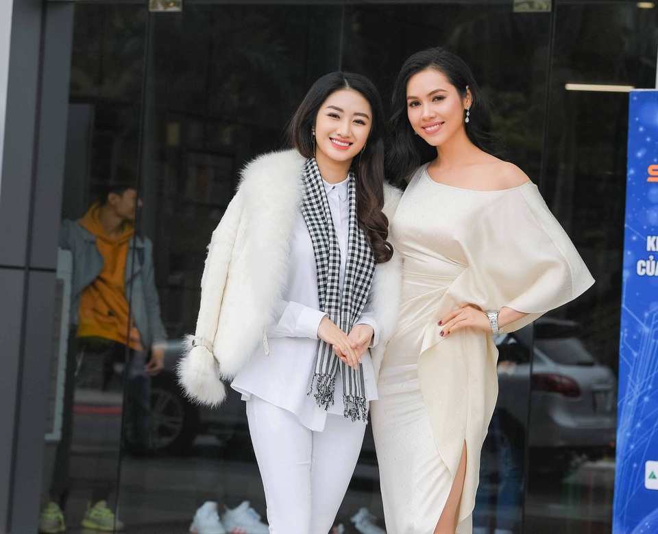 Á hậu Hoàng My khoe vai trần gợi cảm giữa thời tiết hơn 10 độ - 5 Á hậu Hoàng My khoe vai trần gợi cảm giữa thời tiết hơn 10 độ - 5