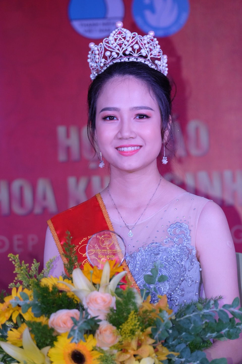 Nữ sinh trường Luật đăng quang Hoa khôi sinh viên Việt Nam 2018 - 1 Nguyễn Thị Lan Phương - SV ĐH Luật (thuộc ĐH Huế) vừa đăng quang Hoa khôi Sinh viên Việt Nam 2018