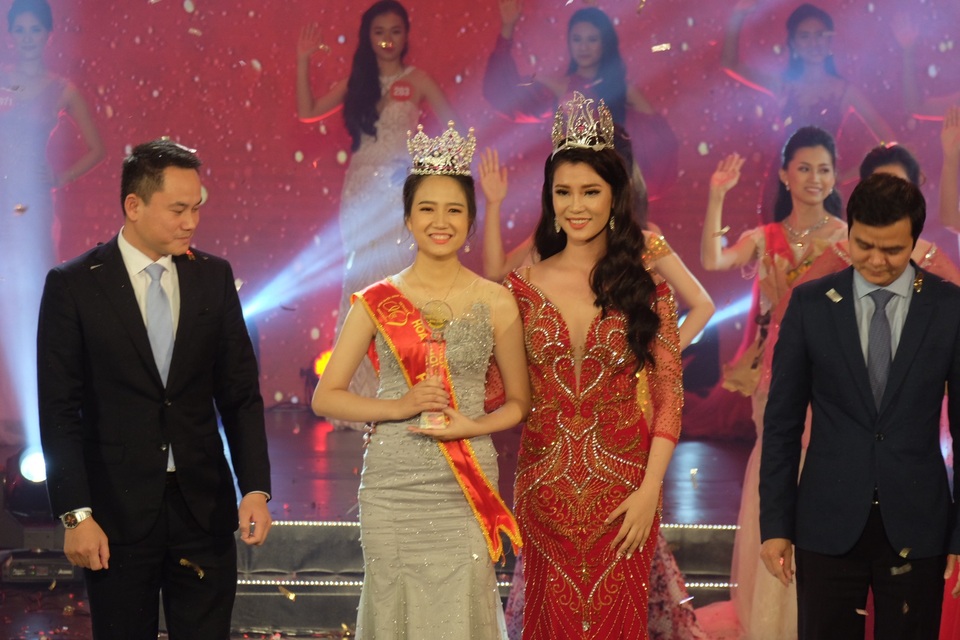 Nữ sinh trường Luật đăng quang Hoa khôi sinh viên Việt Nam 2018 - 6
Tân hoa khôi Sinh viên Việt Nam 2018 và cựu Hoa khôi năm 2017