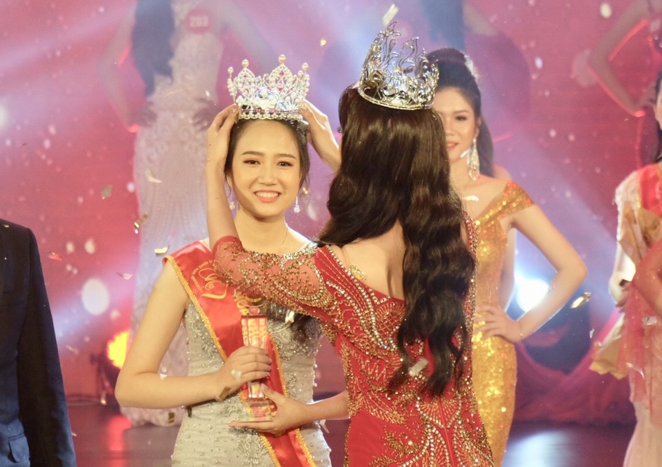 Nữ sinh trường Luật đăng quang Hoa khôi sinh viên Việt Nam 2018 - 5 Giây phút đăng quang ngôi vị Hoa khôi Sinh viên Việt Nam của Nguyễn Thị Phương Lan