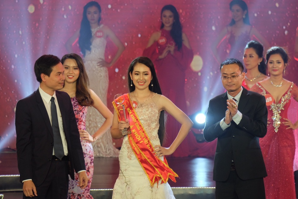 Nữ sinh trường Luật đăng quang Hoa khôi sinh viên Việt Nam 2018 - 7 Thí sinh Lò Thị Huyền Trang nhận danh hiệu Á khôi 1