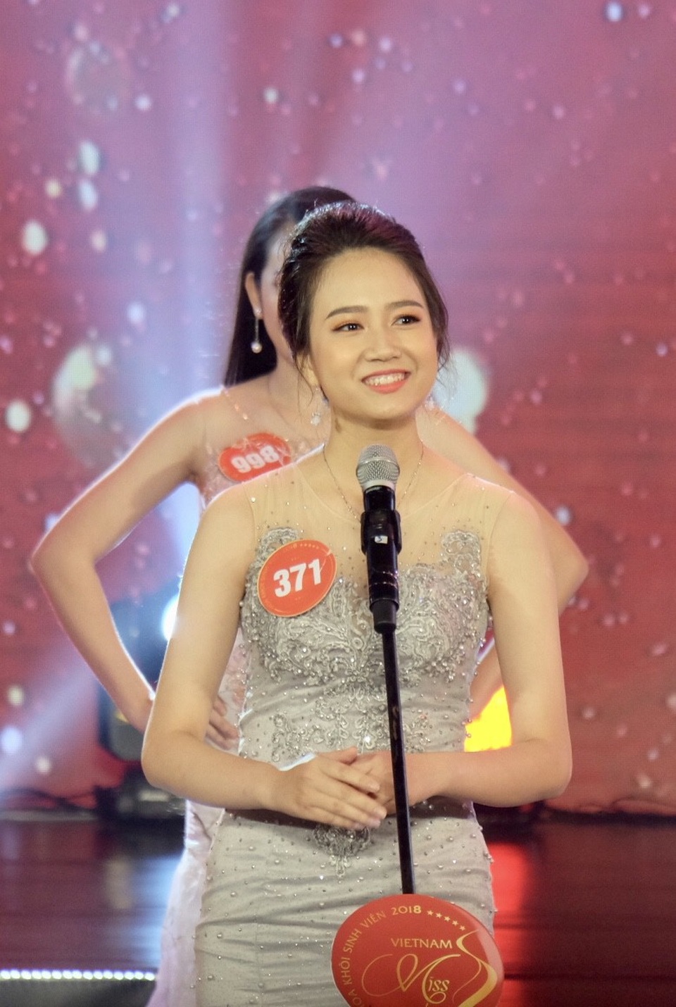 Cận cảnh nhan sắc tân Hoa khôi Sinh viên Việt Nam 2018 - 5
Nữ sinh trường Luật gây ấn tượng với phần thi ứng xử thông minh và thuyết phục. Khi được hỏi suy nghĩ về việc đàn ông thường thích phụ nữ đẹp, Lan Phương dẫn lại câu con trai yêu bằng mắt, con gái yêu bằng tai để nói đàn ông yêu thích phụ nữ đẹp là đúng; nhưng cô bạn chúc mừng những người còn lại vì họ đã thích phụ nữ vừa đẹp về ngoại hình vừa đẹp cả tâm hồn và có trí tuệ