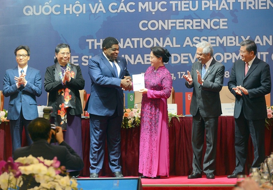 Chủ tịch Quốc hội: Phát triển bền vững là con đường tất yếu - 2 Ngài Martin Chungong - Tổng thư ký Liên minh Nghị viện thế giới đã trao bảng tiếng Việt Bộ Công cụ tự đánh giá SDGs đến Chủ tịch Quốc hội Nguyễn Thị Kim Ngân
