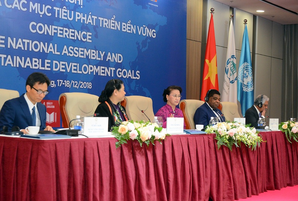 
Các đại biểu tham dự và chủ trì hội nghị
