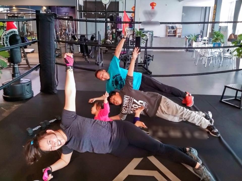 “Hoạ mi” Khánh Linh: “Quang Hải là “thành phần nguy hiểm” của Đội tuyển Việt Nam” - 4 Cả gia đình ca sĩ Khánh Linh cùng chăm chỉ tập luyện trong phòng gym.