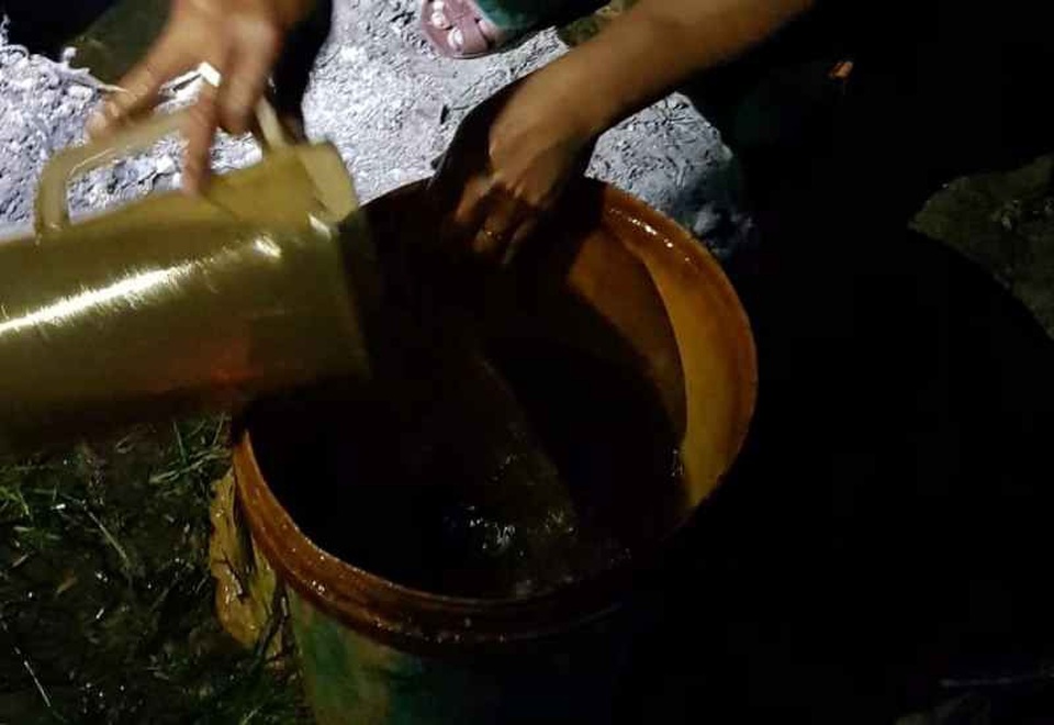 Lực lượng chức năng tiến hành thu gom dầu tràn ra ngoài.