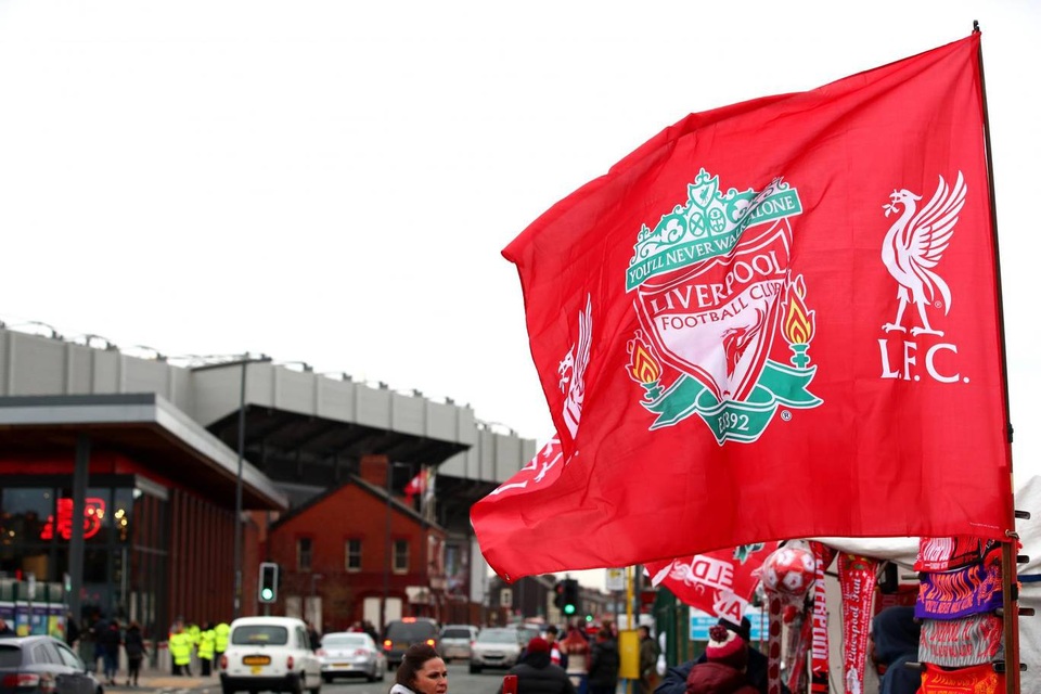 Nhìn lại thất bại thảm hại của Man Utd trên sân Liverpool - 1
Những chiếc cờ Liverpool, khăn lưu niệm, ghim đính áo... được bày bán ngoài Anfield trước giờ bóng lăn. Với người hâm mộ Liverpool, trận cầu với Man Utd luôn là trận đấu quan trọng nhất của Premier League bởi đây là đối thủ không đội trời chung