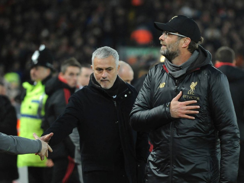 Nhìn lại thất bại thảm hại của Man Utd trên sân Liverpool - 4
Mourinho và Klopp tới chào nhau trước giờ bóng lăn