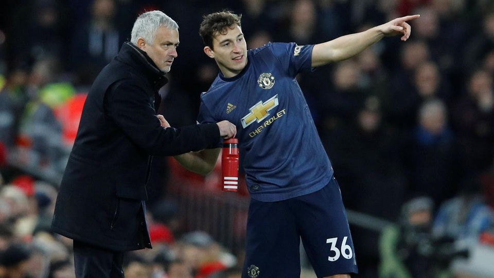 Nhìn lại thất bại thảm hại của Man Utd trên sân Liverpool - 7
Mourinho gọi Darmian ra chỉ đạo, chiến lược gia người Bồ Đào Nha sắp xếp đội hình khá thấp với nhiều cầu thủ phòng ngự