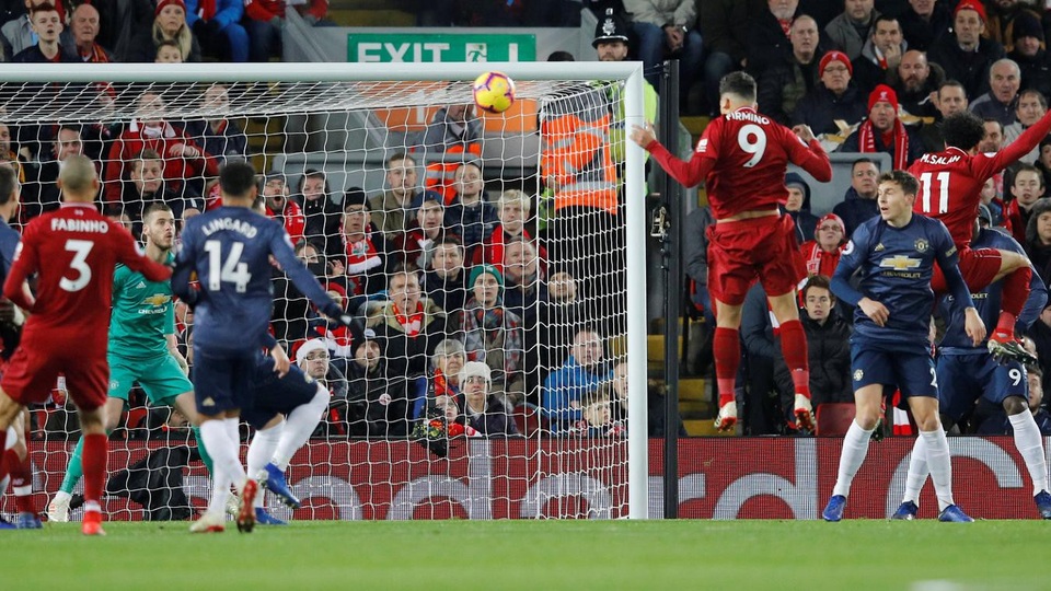 Nhìn lại thất bại thảm hại của Man Utd trên sân Liverpool - 8
Pha dứt điểm trên không của Firmino, tiền đạo cắm của Liverpool thường xuyên chơi dạt ra cánh để cho Salah xâm nhập trung lộ