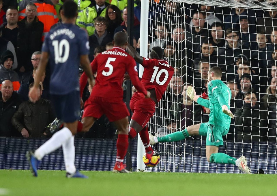 Nhìn lại thất bại thảm hại của Man Utd trên sân Liverpool - 9
Mane đã có pha bóng dứt điểm gọn gàng hạ gục De Gea sau tình huống di chuyển thông minh