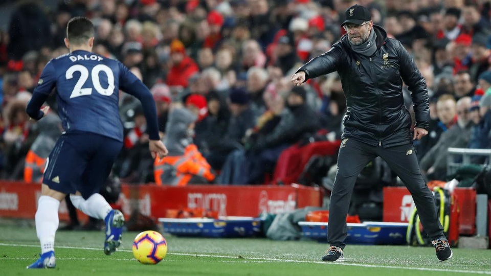 Nhìn lại thất bại thảm hại của Man Utd trên sân Liverpool - 11
Klopp chỉ đạo học trò thi đấu rất quyết liệt, ông muốn các cầu thủ Liverpool phải ngăn chặn các cầu thủ Man Utd lên bóng từ sớm