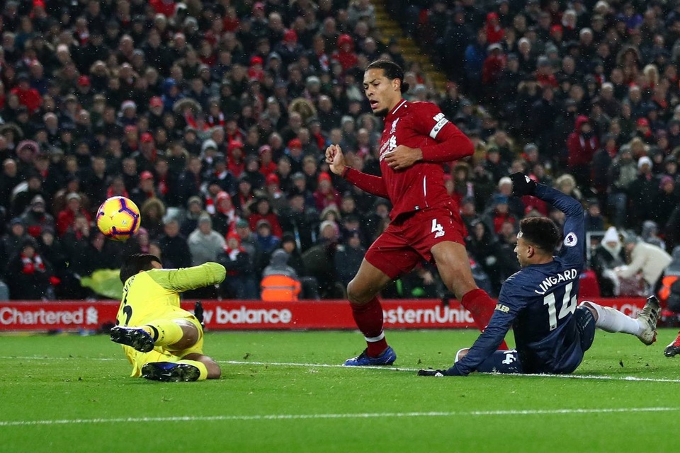 Nhìn lại thất bại thảm hại của Man Utd trên sân Liverpool - 12
Sai lầm của Alisson ở phút 33 đã mang về bàn gỡ 1-1, người ghi bàn cho Man Utd là Lingard