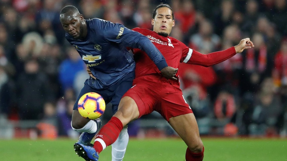 Nhìn lại thất bại thảm hại của Man Utd trên sân Liverpool - 14
Lukaku hoàn toàn mờ nhạt do Man Utd đã ít bóng, bản thân tiền đạo người Bỉ cũng không có được sự thanh thoát