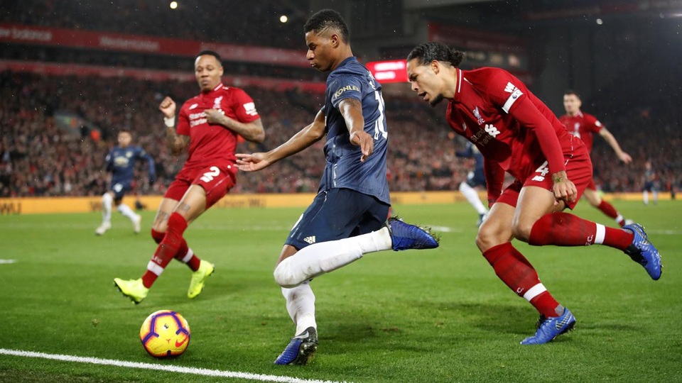 Nhìn lại thất bại thảm hại của Man Utd trên sân Liverpool - 16
Rashford đã không thể tỏa sáng khi đơn độc chiến đấu trước sự vây hãm quyết liệt của hàng thủ Liverpool