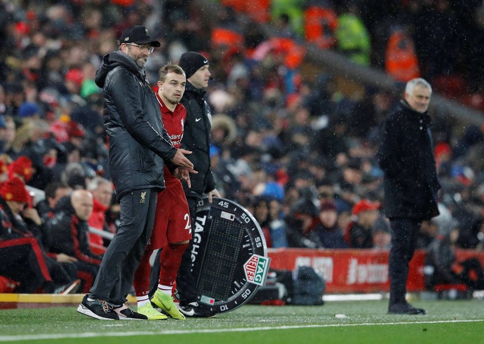 Nhìn lại thất bại thảm hại của Man Utd trên sân Liverpool - 17
Khoảnh khắc Shaqiri được tung vào sân thay Keita ở phút 70, trong lúc chờ thay người Klopp vẫn tỏ ra tiếc nuối về một cơ hội của đội nhà