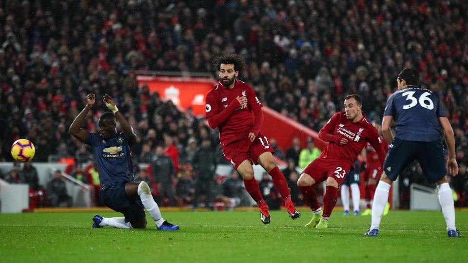 Nhìn lại thất bại thảm hại của Man Utd trên sân Liverpool - 20
Tới phút 80, Shaqiri lại sút tung lưới Man Utd, Bailly hỗ trợ đối thủ ghi bàn