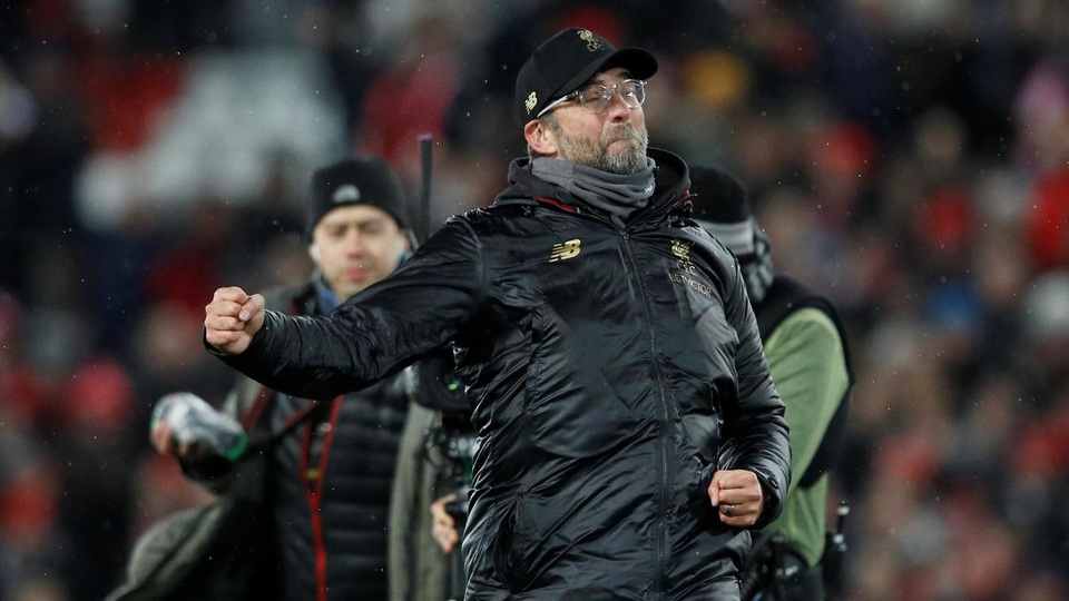 Nhìn lại thất bại thảm hại của Man Utd trên sân Liverpool - 22
Klopp ăn mừng chiến thắng của đội nhà, lần đầu tiên Klopp đã thắng Mourinho ở Premier League