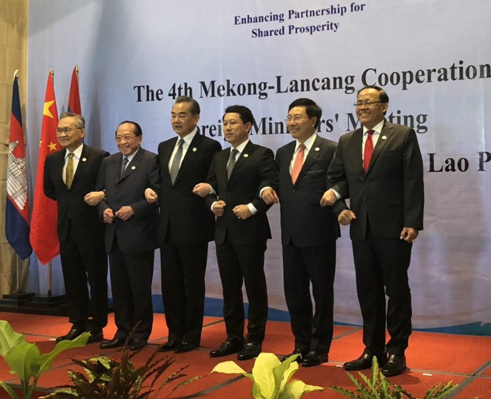 Phó Thủ tướng muốn gỡ “nút thắt” lưu thông hàng hóa khu vực Mekong, Trung Quốc - 1 Bộ trưởng Ngoại giao 6 nước dự Hội nghị Mekong - Lan Thương tại Lào, ngày 17/12