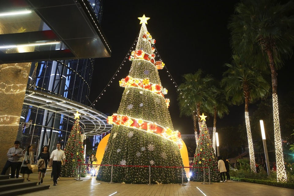Mùa Noel đã rạo rực trên đường phố Hà Nội - 10 Tất cả các trung tâm thương mại lớn tại Hà Nội đều đã trang hoàng với cây thông, đèn sáng lung linh.