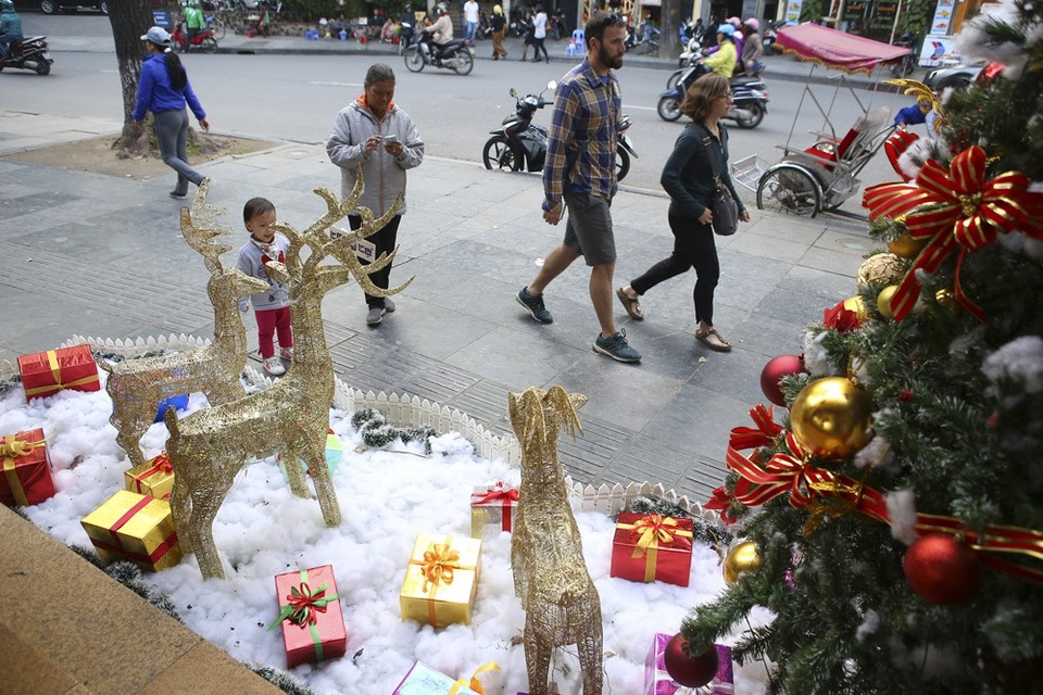 Mùa Noel đã rạo rực trên đường phố Hà Nội - 2
Những chú tuần lộc cùng các túi quà đặc trưng dịp Noel xuất hiện ven bờ hồ Hoàn Kiếm.