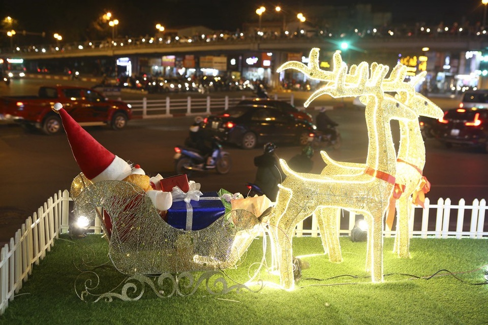 Mùa Noel đã rạo rực trên đường phố Hà Nội - 4
Đèn trang trí lung linh vào buổi tối.