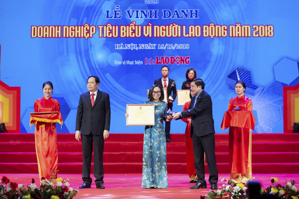 Tập đoàn Phenikaa nhận giải thưởng “Doanh nghiệp tiêu biểu vì người lao động 2018” - 1
Chủ tịch UB Trung ương MTTQ Việt Nam Trần Thanh Mẫn (trái) và Chủ tịch Tổng Liên đoàn lao động Việt nam Bùi Văn Cường trao giải thưởng vinh danh Phenikaa vì những nỗ lực chăm lo cho người lao động