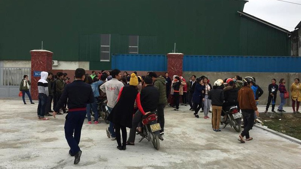 Liên tục chậm lương, 300 công nhân công ty đình công đòi tiền - 1 Hơn 300 công nhân đình công vì công ty chậm trả lương