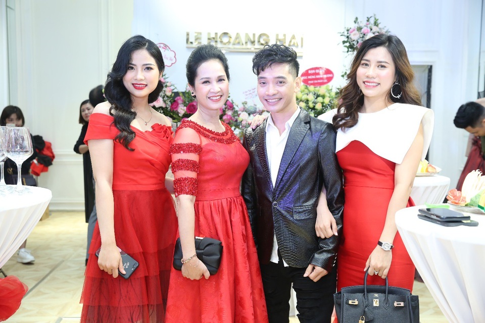 “Mẹ chồng” Lan Hương nổi bật tại sự kiện khai trương của NTK Lê Hoàng Hải - 5 NSND Lan Hương, NTK Nguyễn An Huy cùng dàn khách mời với sắc đỏ nổi bật tại sự kiện