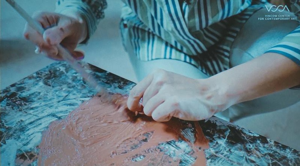 Thơ ca và hoài niệm với “Xe Đạp Ơi” và “Vòng Tròn/Thời Gian” - 5 Nghệ sĩ Trần Thu Vân quét gốm trộn keo lên lá
