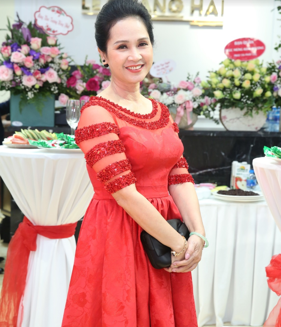 “Mẹ chồng” Lan Hương nổi bật tại sự kiện khai trương của NTK Lê Hoàng Hải - 1 “Mẹ chồng” Lan Hương nổi bật tại sự kiện khai trương của NTK Lê Hoàng Hải - 1