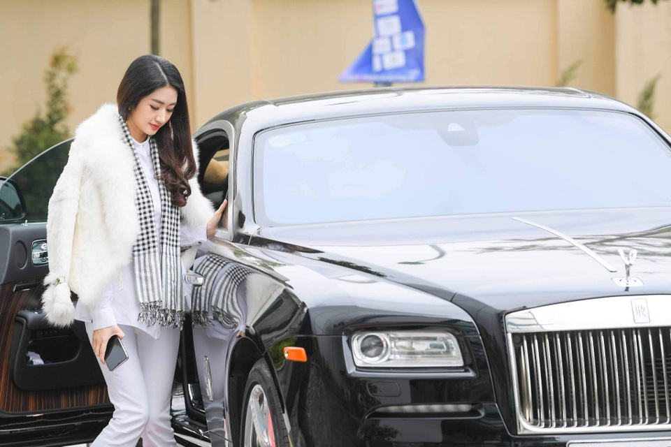 Á hậu Hoàng My khoe vai trần gợi cảm giữa thời tiết hơn 10 độ - 3 Á hậu Hoàng My khoe vai trần gợi cảm giữa thời tiết hơn 10 độ - 3