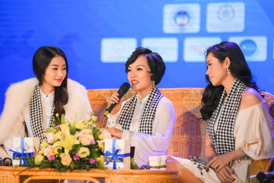 Á hậu Hoàng My khoe vai trần gợi cảm giữa thời tiết hơn 10 độ - 7 Á hậu Hoàng My khoe vai trần gợi cảm giữa thời tiết hơn 10 độ - 7