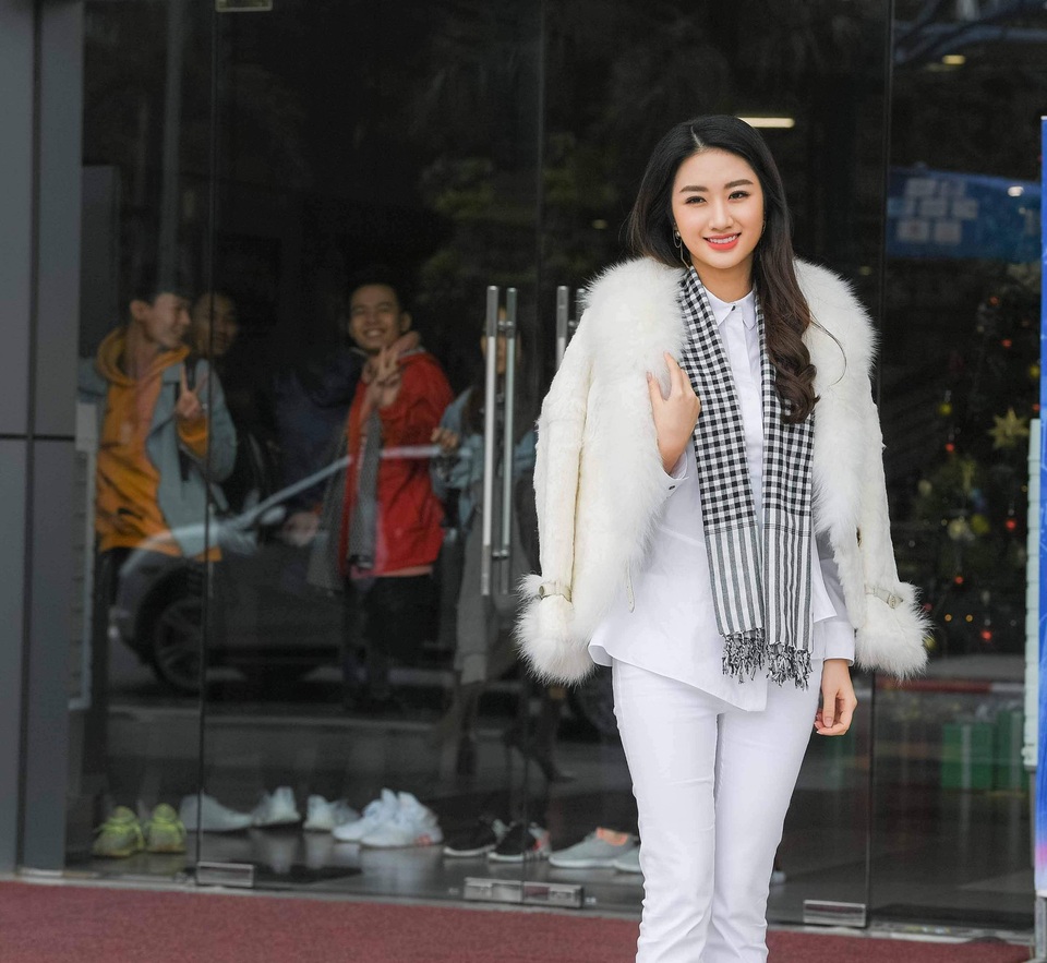 Á hậu Hoàng My khoe vai trần gợi cảm giữa thời tiết hơn 10 độ - 4 Thu Ngân kín đáo và trẻ trung.