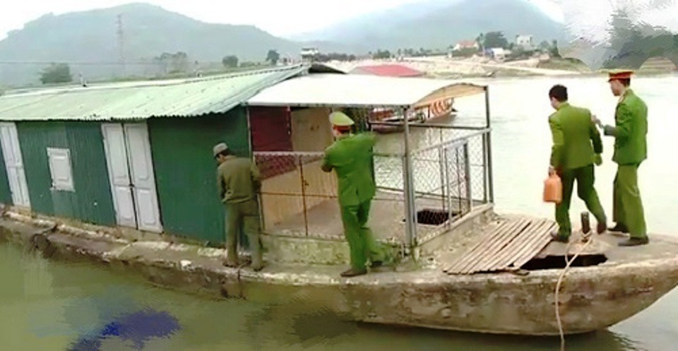 Chiếc thuyền để các đối tượng sát phạt nhau trên sông.