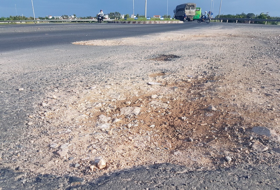Vá “ổ gà” trên Quốc lộ 1 bằng đất đỏ và đá cục... ?! - 1 Đất đỏ và đá cục được dùng chủ yếu để vá ổ gà ổ voi trên QL1