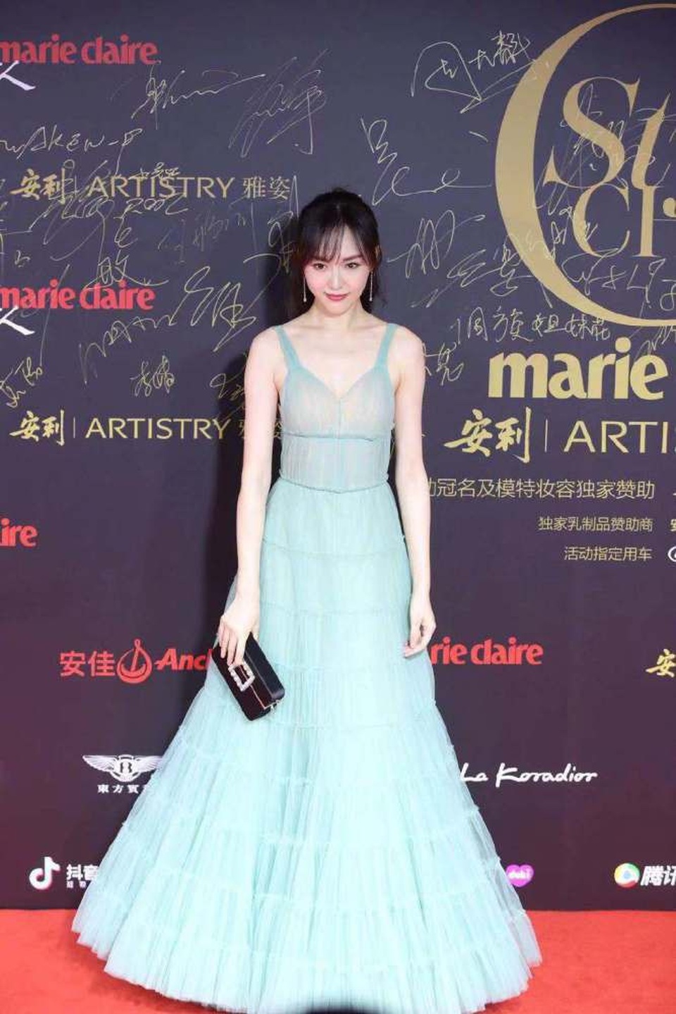 
Đường Yên luôn thu hút người đối diện bởi nét đẹp dịu dàng, baby.
