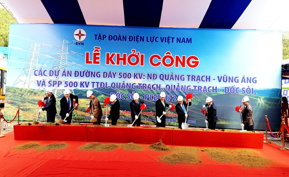 Phó Thủ tướng phát lệnh khởi công đường dây 500kV mạch 3 - 2
Phó Thủ tướng Trịnh Đình Dũng cùng lãnh đạo các bộ, ngành Trung ương và địa phương khởi công dự án