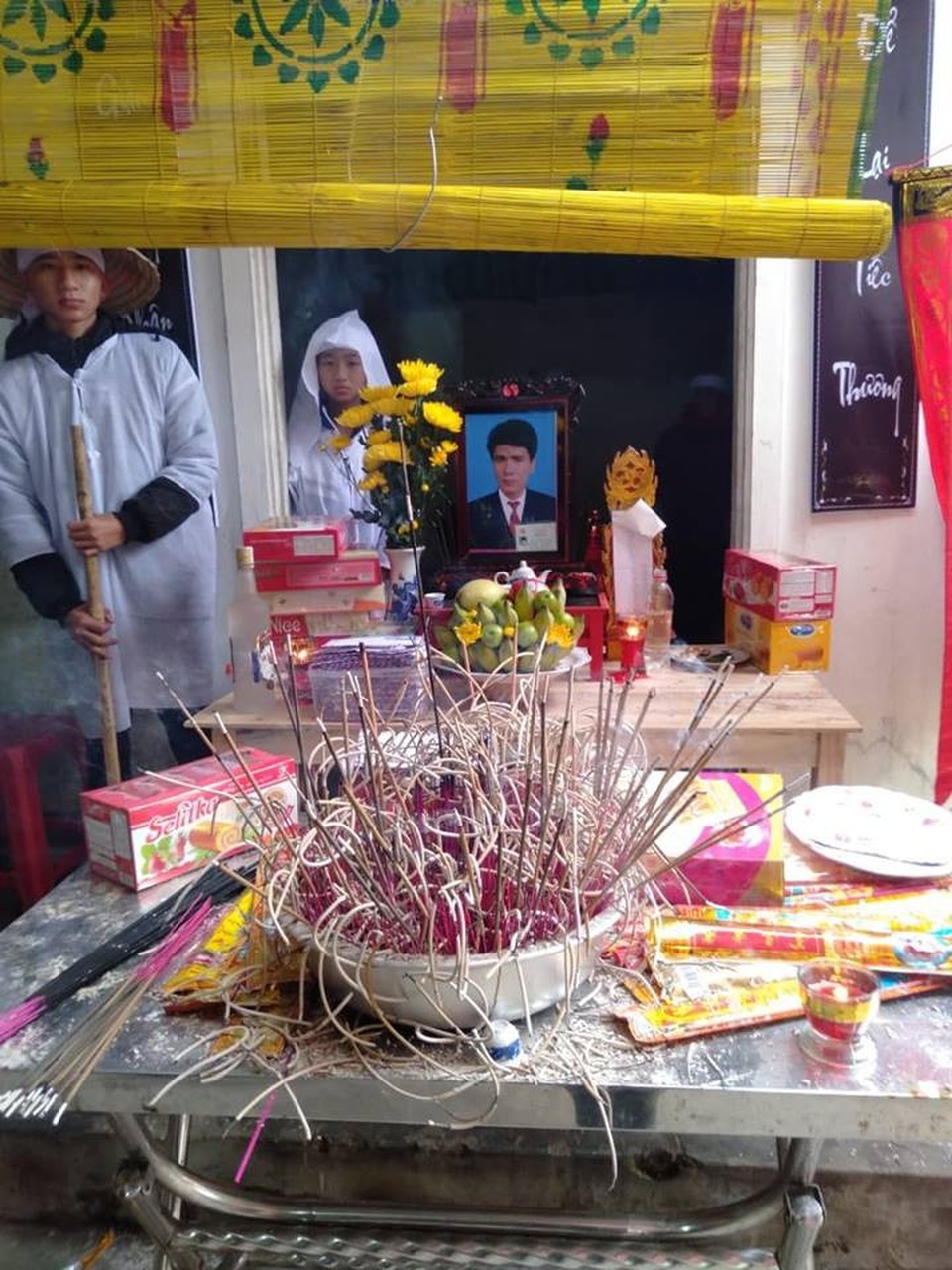 Cặp vợ chồng thợ hồ bị xe bồn tông thương vong - 2 Gia đình đang tổ chức mai táng cho anh Trung.