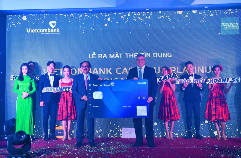 Vietcombank và American Express ra mắt thẻ cao cấp ưu đãi hoàn tiền không giới hạn - 1
Hôm nay 18/12, Ngân hàng TMCP Ngoại thương Việt Nam (Vietcombank) và American Express chính thức ra mắt sản phẩm thẻ Vietcombank Cashplus Platinum American Express với ưu đãi hoàn tiền không giới hạn và những đặc quyền vượt trội về phong cách sống đẳng cấp.