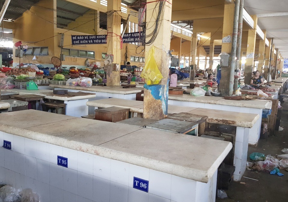Nha Trang: Chủ lò mổ dừng phản đối, thị trường thịt heo sôi động trở lại - 3 Các gian hàng thịt heo ở chợ Xóm Mới (TP Nha Trang) vắng lặng vì chủ lò dừng mổ, không có nguồn hàng, hôm qua 18/12