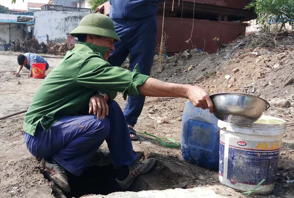 
Chỉ cần những dụng cụ đơn giản, người dân có thể múc dầu.
