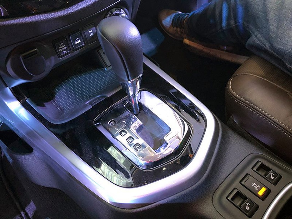 Nissan Terra chính thức ra mắt với giá bán từ 988 triệu đồng - 9 Nissan Terra chính thức ra mắt với giá bán từ 988 triệu đồng - 9