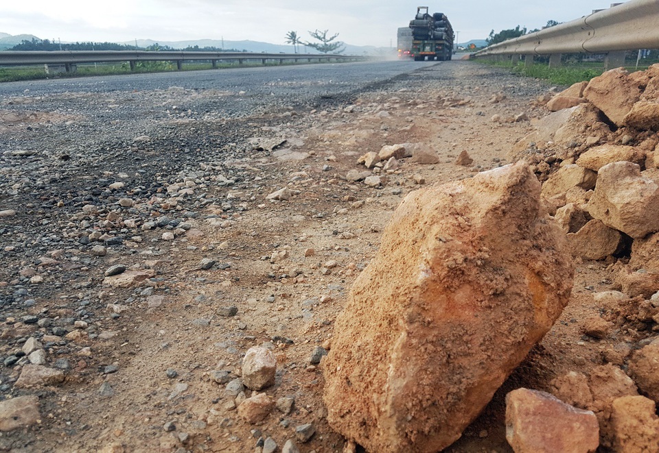 Vá “ổ gà” trên Quốc lộ 1 bằng đất đỏ và đá cục... ?! - 6 Nhiều cục đá rất to...
