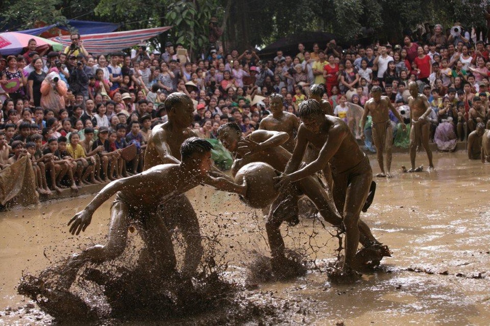 Tác phẩm Vật cầu bùn làng Vân, tác giả Trần Việt Phương (Hà Nội).