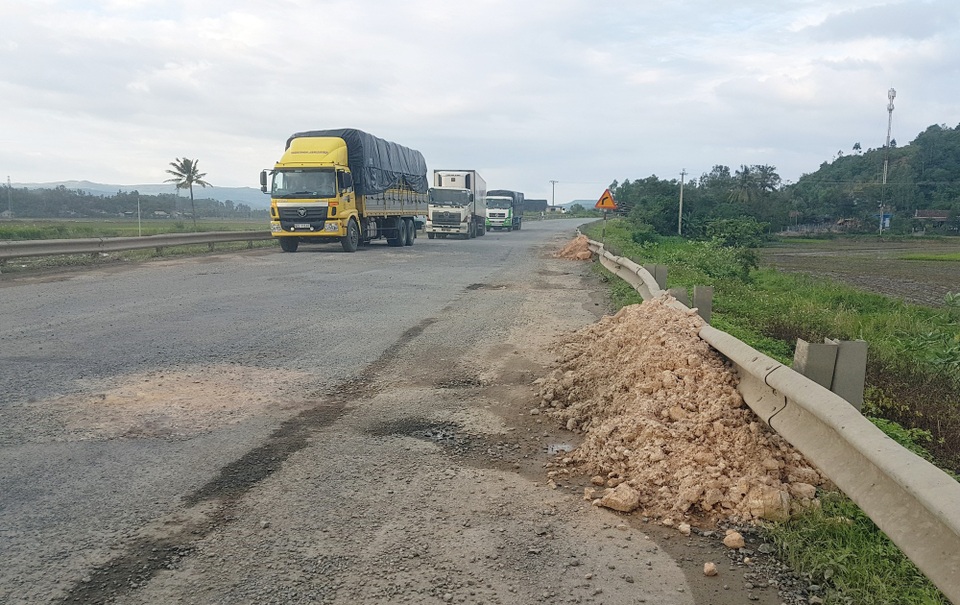 Vá “ổ gà” trên Quốc lộ 1 bằng đất đỏ và đá cục... ?! - 5 Vá “ổ gà” trên Quốc lộ 1 bằng đất đỏ và đá cục... ?! - 5