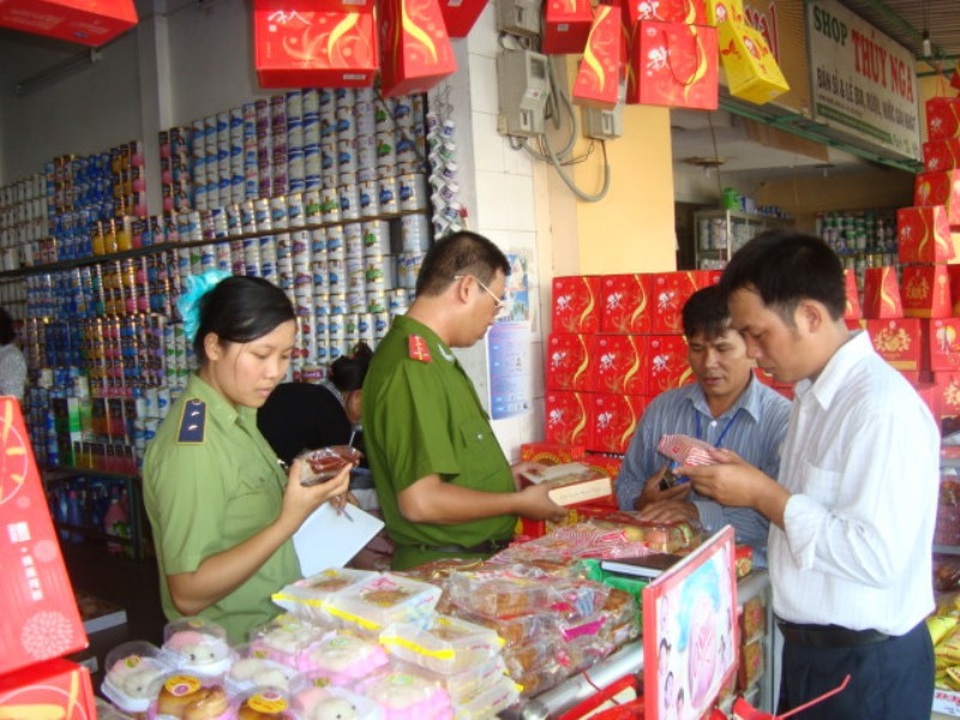 Phát huy trách nhiệm của người sản xuất, kinh doanh thực phẩm - 2 Kiểm tra bánh kẹo hàng hóa dịp tết Trung thu.