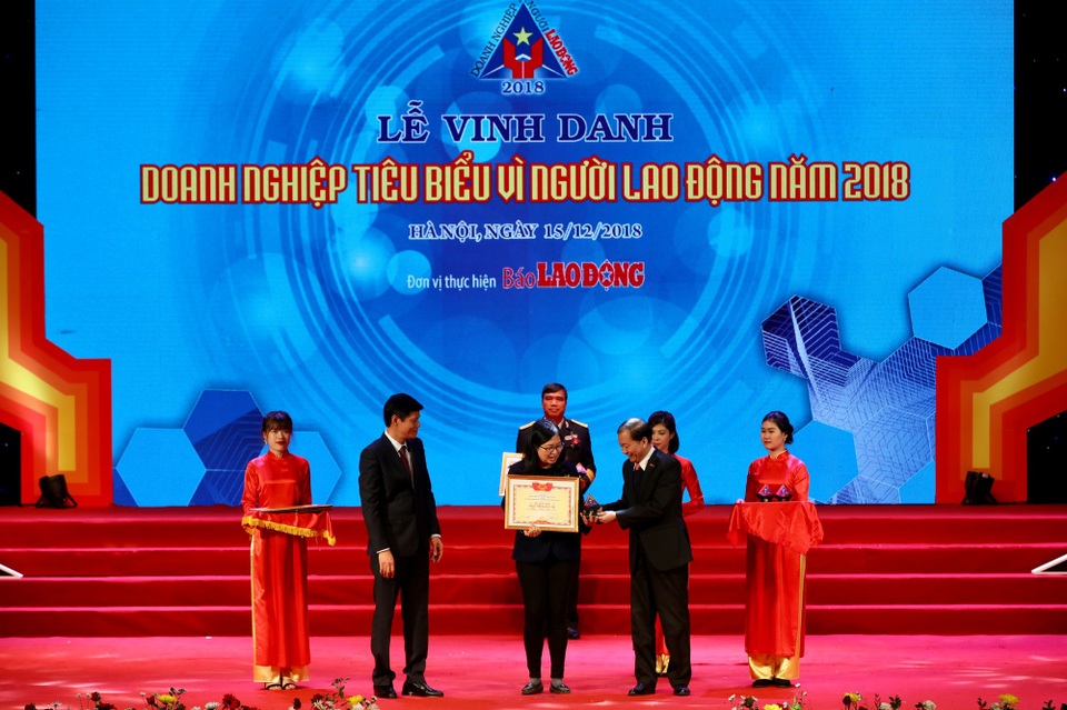 Nestlé Việt Nam được Vinh danh doanh nghiệp vì người lao động - 1
Bà Nguyễn Trần Hoàng Yến, Giám đốc Bán hàng toàn quốc của Công Ty Nestlé Việt Nam lên nhận bằng khen Doanh nghiệp tiêu biểu vì Người lao động từ Ban tổ chức.